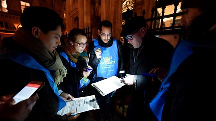 Des bénévoles participent à une opération de recensement des sans-abri à Paris, le 15 février 2018. (GERARD JULIEN / AFP)