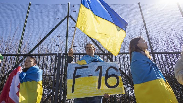 Protesters demand the delivery of F-16 fighter jets, in Brussels (Belgium), April 4, 2023. (NICOLAS ECONOMOU / NURPHOTO / AFP)