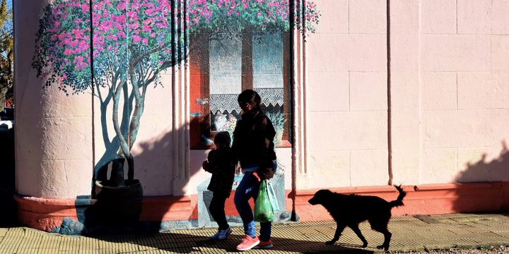 Les oeuvres colorées de Léo Arti ont transformé 25 de Agosto en galerie à ciel ouvert.
 (MIGUEL ROJO / AFP)