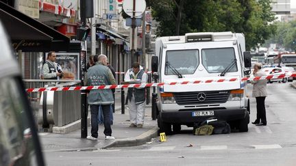 Un fourgon blind&eacute; a &eacute;t&eacute; victime d'une attaque devant une agence BNP Paribas &agrave; Aubervilliers (Seine-Saint-Denis), le 4 juin 2012. (THOMAS SAMSON / AFP)