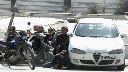 Des policiers sont positionn&eacute;s &agrave; l'ext&eacute;rieur de l'enceinte du Parlement tunisien, proche du mus&eacute;e. (ZOUBEIR SOUISSI / REUTERS)