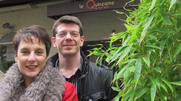 Fr&eacute;d&eacute;rique et Philippe &agrave; la sortie du Quinzi&egrave;me, o&ugrave; ils ont d&eacute;jeun&eacute; mardi 28 f&eacute;vrier 2012, au lendemain de l'annonce de l'&eacute;toile Michelin attribu&eacute;e au restaurant parisien. (YANN THOMPSON/FTVI)