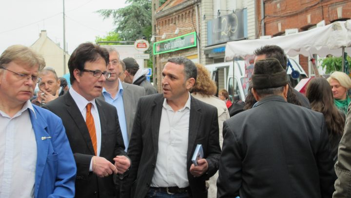 Jean Urbaniak (cravate orange) et Nesredine Ramdani, le ticket "centre-droit-UMP" pour essayer d'imposer la droite traditionnelle dans le bassin minier, &agrave; Henin-Beaumont, le 18 mai 2012. (SALOME LEGRAND / FTVI)