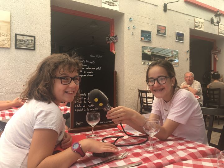 Marilou et Manon dans le restaurant Al Reparo, à Banyuls-sur-Mer. (INGRID POHU / RADIO FRANCE)