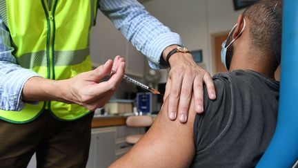 Un homme reçoit une dose de vaccin contre la variole du singe au centre de vaccination municipal Edison à Paris, le 27 juillet 2022. (ALAIN JOCARD / POOL)