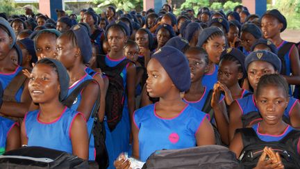 Rentrée scolaire dans une école secondaire de Freetown, la capitale sierra-léonaise, &nbsp;le 17 septembre 2018. (SAIDU BAH / AFP)