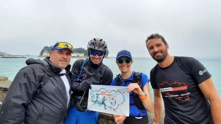 Ronan et Olivier, à gauche, vont partir pour 50 kilomètres à vélo sur le GR 34, entre Douarnenez et la pointe du Raz, dans le Finistère. Ils pédalent pour une association, Rêves de clown.&nbsp; (BENJAMIN ILLY / RADIO FRANCE)