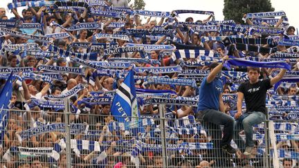 Des incidents entre supporters et CRS ont fait une dizaine de bless&eacute;s l&eacute;gers parmi les policiers et les supporters&nbsp;samedi 22 septembre. (PASCAL POCHARD CASABIANCA / AFP)