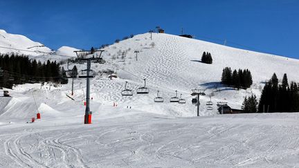 La station de la Clusaz (Haute-Savoie), le 16 mars 2020 (illustration). (GR?GORY YETCHMENIZA / MAXPPP)