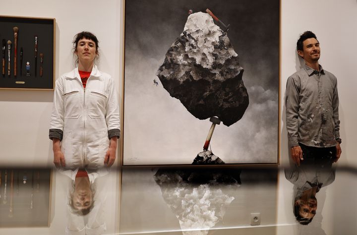 Les street-artistes Ella et Pitr dans la galerie Le Feuvre et Roze, à Paris, le 12 juin 2020 (THOMAS COEX / AFP)