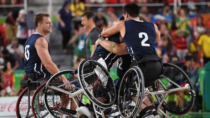 L'équipe américaine de&nbsp;basket-ball en fauteuil célèbre sa victoire sur les Espagnols. Les Etats-Unis ont décroché la médaille d'or de la discipline. (VLADIMIR ASTAPKOVICH / SPUTNIK)