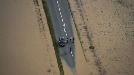 Une route inondée près de la ville de&nbsp;Puichéric (Aude), lundi 15 octobre 2018. (SYLVAIN THOMAS / AFP)