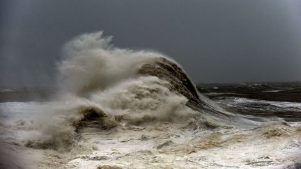 A Porthcawl, une ville du pays de Galles, les vagues forment des rouleaux. (MAXPPP)