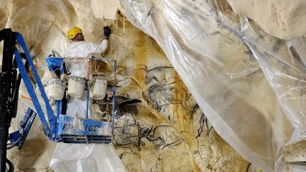 Travail de réalisation de la réplique de la grotte Chauvet, le 16 juin dernier.
 (JEAN-PHILIPPE KSIAZEK / AFP)