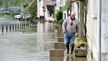 Les fortes pluies ont occasionn&eacute; des inondations dans de nombreux d&eacute;partements du centre et de l'est de la France, comme ici dans l'Yonne, le 2 mai 2013.&nbsp; (MAXPPP)