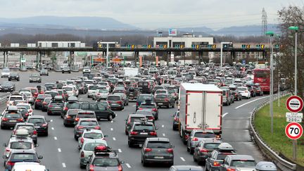 Des embouteillages sur l'autoroute A3 au p&eacute;age de Saint-Quentin-Fallavier (Is&egrave;re), le 1er mars 2014. (  MAXPPP)