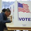 Une électrice américaine vote le 3 novembre 2024 à Grand Rapids dans le Michigan pour l'élection présidentielle. (KAMIL KRZACZYNSKI / AFP)