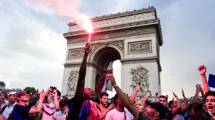 Foule en liesse au pied de l'Arc de Triomphe (EDOUARD RICHARD / HANS LUCAS)