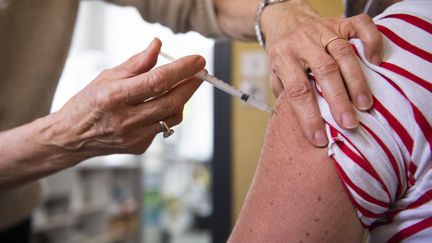 Un homme se fait vacciner, le 3 octobre 2022, à Chalon-sur-Saône (Saône-et-Loire).&nbsp; (MAXPPP)