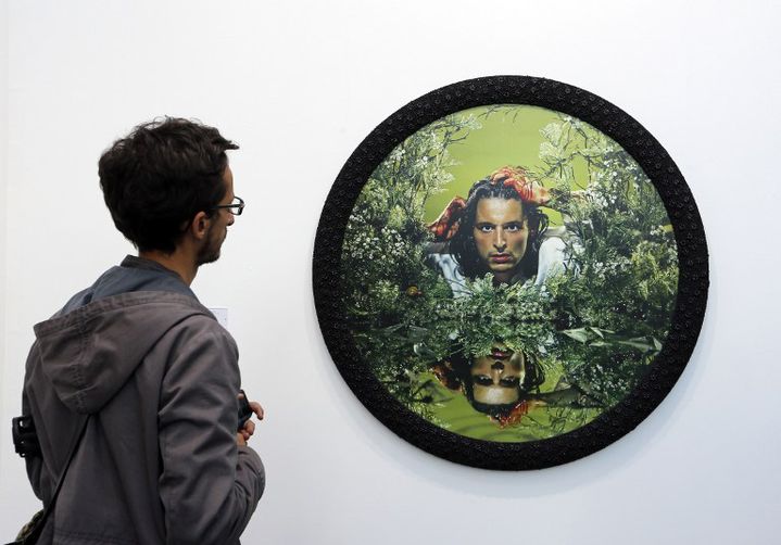 Un visiteur de la Fiac devant une oeuvre de Pierre et Gilles
 (FRANCOIS GUILLOT / AFP)