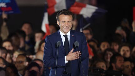 Emmanuel Macron célèbre sa victoire au second tour de l'élection présidentielle le 24 avril&nbsp;2022&nbsp;sur le Champ-de-Mars, à Paris. (THOMAS COEX / AFP)