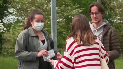 À l'approche du débat d'entre-deux tours, les militants d'Emmanuel Macron et de Marine Le Pen battent le pavé, mercredi 20 avril, pour convaincre les électeurs. (CAPTURE ECRAN FRANCE 2)