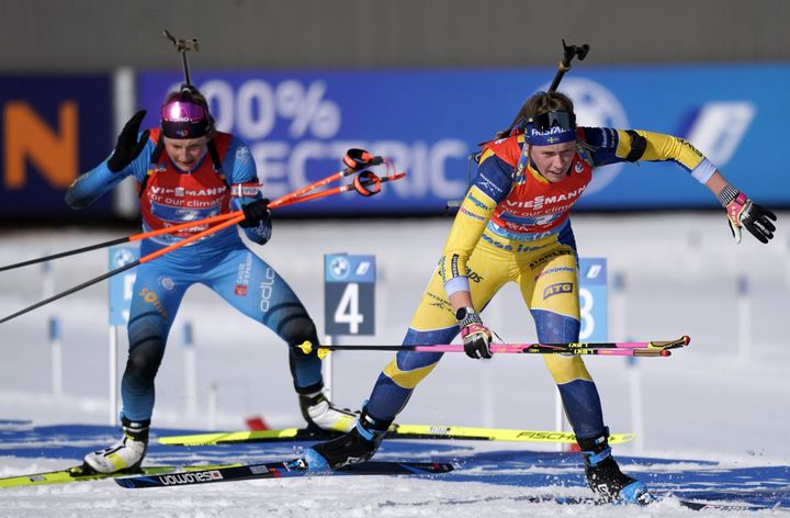 Justine Braisaz-Bouchet (à gauche) et Elvira Oeberg (à droite), sortent de leur tir lors du relais mixte à Otepää, le 13 mars 2022. (ROMAN KOKSAROV/AP/SIPA / SIPA)