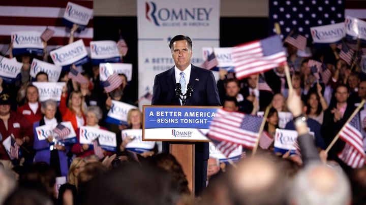 "Une meilleure Am&eacute;rique commence aujourd'hui". Mitt Romney, d&eacute;sormais seul candidat en lice pour l'investiture r&eacute;publicaine,&nbsp;donne un discours &agrave; Manchester (New Hampshire), le 24 avril 2012. (CHIP SOMODEVILLA / GETTY IMAGES NORTH AMERICA)