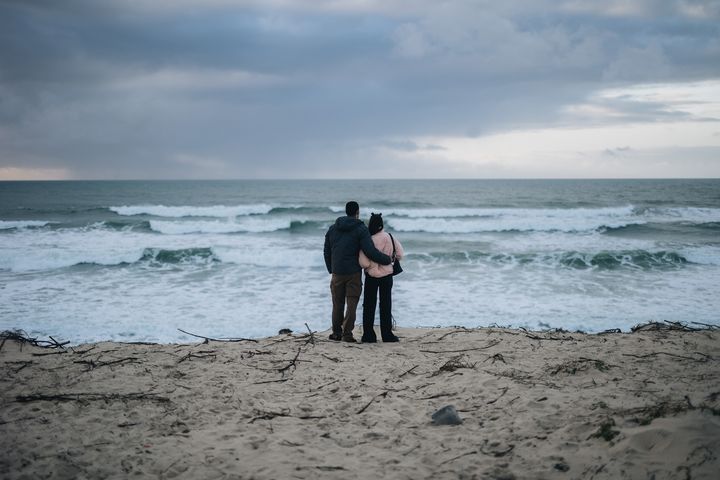 Un couple regarde l'océan depuis le sommet de la dune érodée, le 15 janvier 2021 à Biscarrosse (Landes). (PIERRE MOREL / FRANCEINFO)