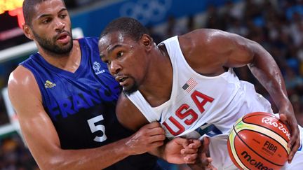 Kevin Durant face à Nicolas Batum (ANDREJ ISAKOVIC / AFP)