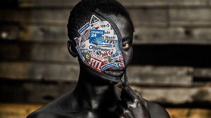 "C'est ma mère qui m'a sauvée. Sans ma mère je ne serais pas la femme que je suis. Et la femme, c'est le cœur de ma démarche", déclare Pamela Tulizo. La photographe qui a grandi à Goma, une ville surnommée par les médias la "capitale du viol", veut casser l’image négative des "femmes du Kivu" et montrer des images positives de celles qui luttent pour leurs droits et contre les inégalités. Si elle ne minime pas les souffrances et atrocités que nombre d’entre elles ont subi dans le pays, elle explique sur le média congolais Actualite.cd : "Il y a des femmes battantes, celles qui ont des histoires à raconter et qui sont pourtant ignorées par la presse, ignorées par le monde extérieur parce que l’image de la femme du Congo, l’image de Goma est caricaturée. Souvent, la femme vulnérable, la femme violée ou réfugiée est celle qui attire l’attention de la presse internationale plutôt que celle qui a de l’espoir, des rêves."&nbsp;&nbsp; (PAMELA TULIZO)