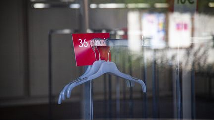 L'intérieur vide d'un magasin Camaïeu ferme dans le centre ville de Briançon (Hautes-Alpes), le 17 novembre 2023. (THIBAUT DURAND / HANS LUCAS)