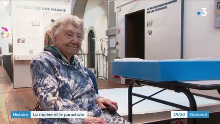 Grande Guerre : la robe de mariée d'une résistante, fabriquée en toile de parachute anglais, exposée au musée