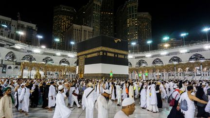 Des fidèles circulent autour de la Kaaba, à la Grande Mosquée de La Mecque, en Arabie saoudite (17 août 2018). Des musulmans du monde entier s'y réunissent pour le hadj, le pèlerinage qui est l'un des cinq piliers de l'islam. (AHMAD AL-RUBAYE / AFP)