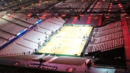 Le stade Pierre-Mauroy, en configuration tennis pour la finale de la Coupe Davis avec des radians disposés au dessus du terrain