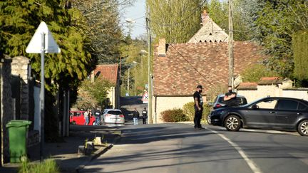 Des policiers conduisent une perquisition au domicile de l'homme qui a tué une fonctionnaire de police à Rambouillet (Yvelines), le 23 avril 2021. (BERTRAND GUAY / AFP)