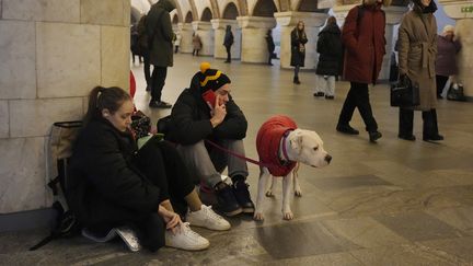 Des Ukrainiens réfugiés dans le métro, le 29 décembre 2022 à Kiev (Ukraine). (EFREM LUKATSKY / AP / SIPA)