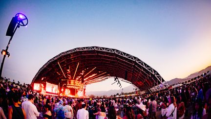 Le festival Coachella réunit chaque jour plusieurs milliers de spectateurs dans le désert californien, ce qui génère des déchets considérables et un coût environnemental très élevé. (MATT WINKELMEYER / GETTY IMAGES NORTH AMERICA)