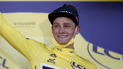 Mathieu van der Poel ému sur le podium du Tour de France dimanche 27 juin au moment d'endosser le maillot jaune. (STEPHANE MAHE / AFP)