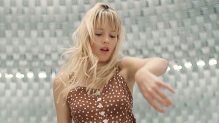 Angèle dans le clip de "Jalousie" réalisé par Léo Walk et Neels Castillon.
 (saisie écran)