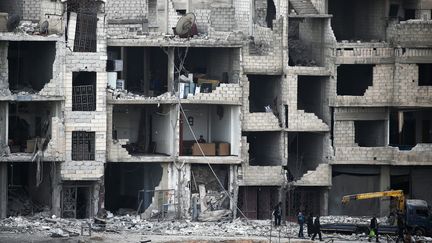 Les frappes du régime détruisent les immeubles et habitations d'Arbin, dans la Ghouta orientale, le 25 février 2018.&nbsp; (ABDULMONAM EASSA / AFP)