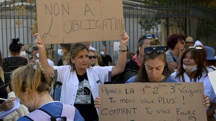 Quelques dizaines de soignants ont manifesté devant l'hôpital de la Timone, à Marseille,&nbsp;jeudi 5 août, contre l'obligation vaccinale qui leur est imposé. (CHRISTOPHE SIMON / AFP)