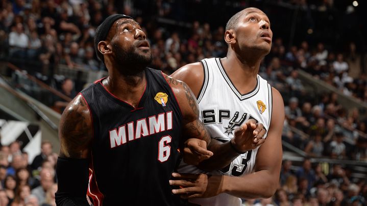 LeBron James &agrave; la lutte avec&nbsp;Boris Diaw (en maillot blanc), lors de la finale NBA, le 8 juin 2014, &agrave; San Antonio (Etats-Unis). (ANDREW D. BERNSTEIN / GETTY IMAGES / AFP)