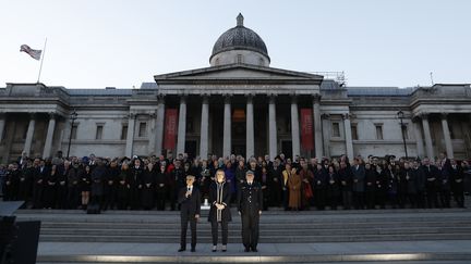 Le maire de Londres au milieu de membres de gouvernements à Trafalgar Square le 23 mars 2017 pour une soirée d'hommage aux victimes. (ADRIAN DENNIS / AFP)