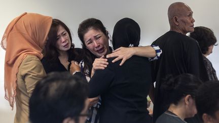 Des proches des passagers du vol AirAsia QZ8501 pleurent apr&egrave;s la disparition de l'avion, le 29 d&eacute;cembre 2014 &agrave; l'a&eacute;roport de Surabaya (Indon&eacute;sie). (JUNI KRISWANTO / AFP)