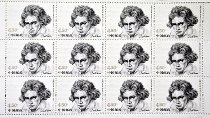 Des timbres chinois &agrave; l'effigie de Ludwig van Beethoven, commercialis&eacute;s en 2010 en Chine. (ZHU ZIHAN / AFP)