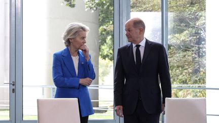 la présidente de la Commission européenne Ursula von der Leyen (à gauche) et Le chancelier allemand Olaf Scholz (à droite) lors d'une cérémonie de signature d'un accord à la Chancellerie, à Berlin, en Allemagne, le 14 octobre 2024. (MICHELE TANTUSSI / POOL / MAXPPP)