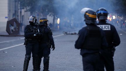 Des policiers à Marseille le 30 juin 2023, lors des émeutes qui ont suivi la mort de Nahel. (SEBASTIEN NOGIER / EPA / MAXPP)