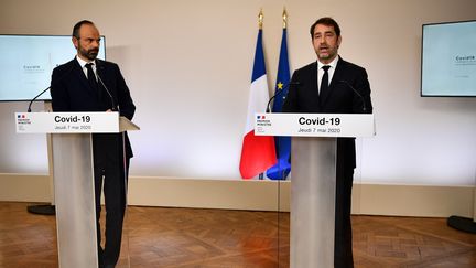 Edouard Philippe et Christophe Castaner, le 7 mai 2020, lors de la présentation du plan de déconfinement, à Matignon, à Paris. (CHRISTOPHE ARCHAMBAULT / AFP)