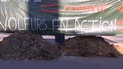 Des agriculteurs en colère ont déversé de la terre à l'entrée des parkings de supermarchés à Poitiers (France 3)